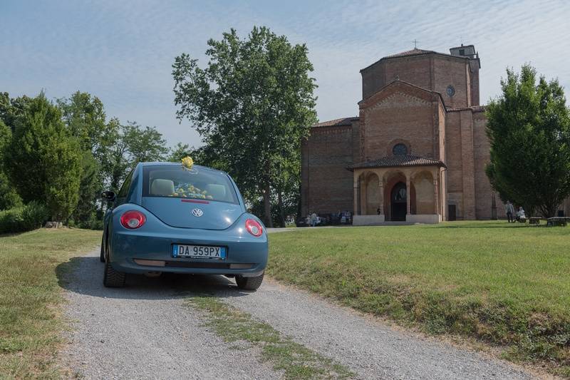 La sposa si dirige alla chiesa