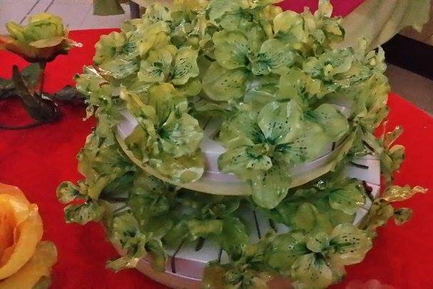 Torta portaconfetti e orchidee