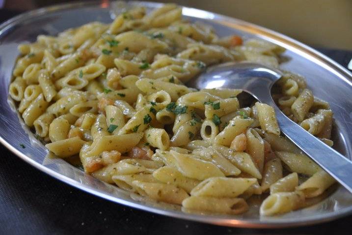 Primo piatto di pesce: pennette pesto & gamberetti