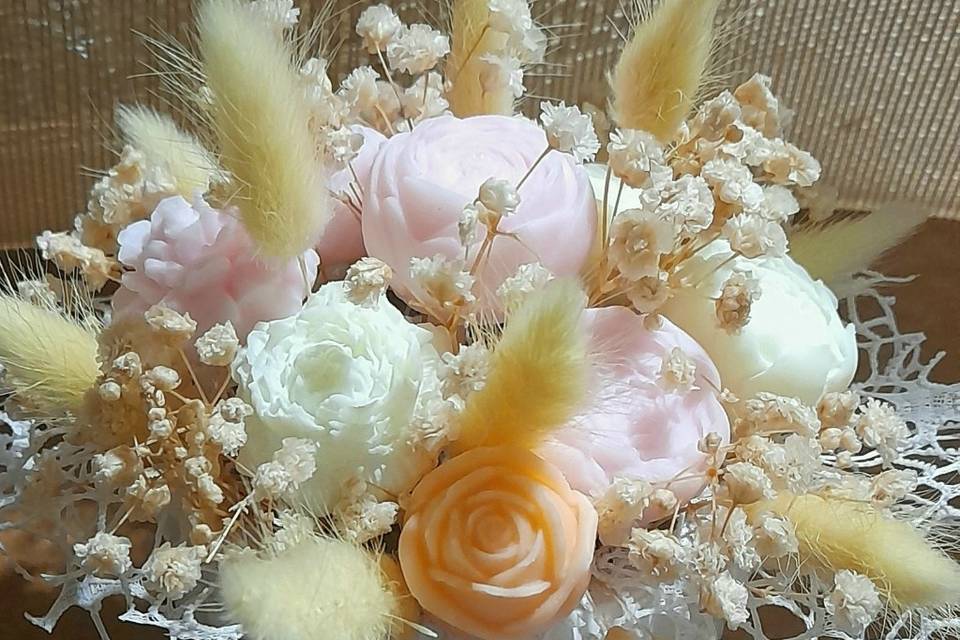 Bouchet con fiori in cera di s