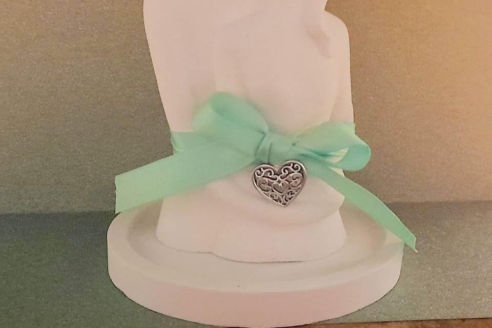 Statuina e vassoietto in polve