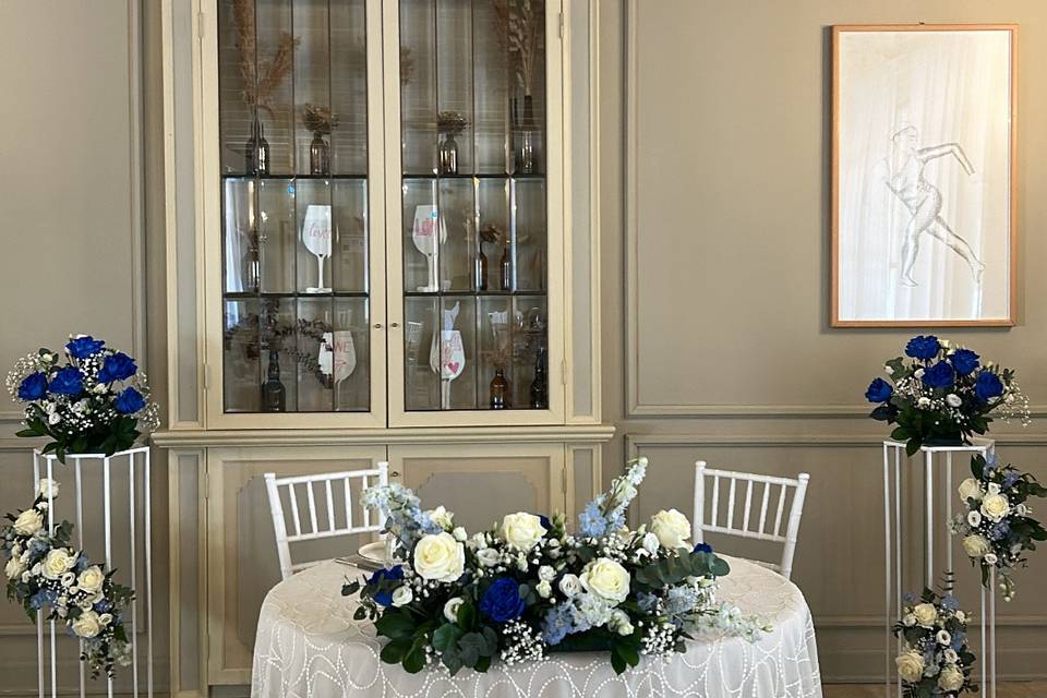 Allestimento tavolo sposi