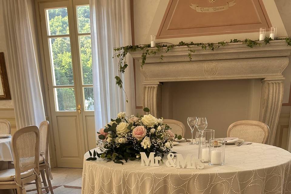 Allestimento tavolo sposi