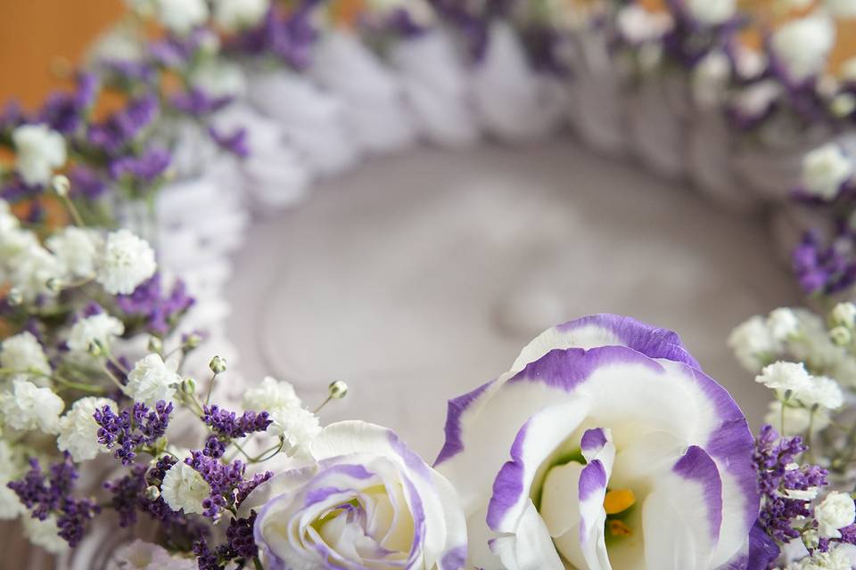 Torta con fiori viola
