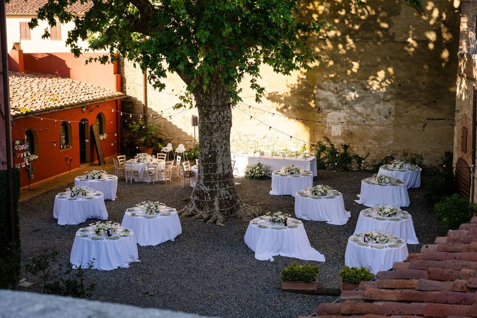 allestimento_tavoli_esterno_bianchi