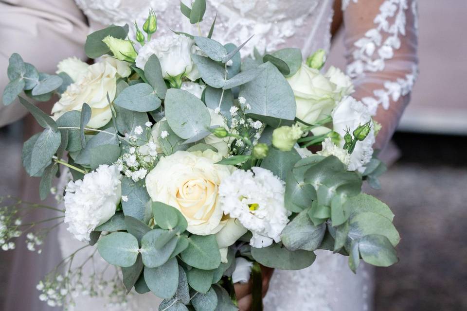 bouquet_sposa_rose_bianche_eucalipto