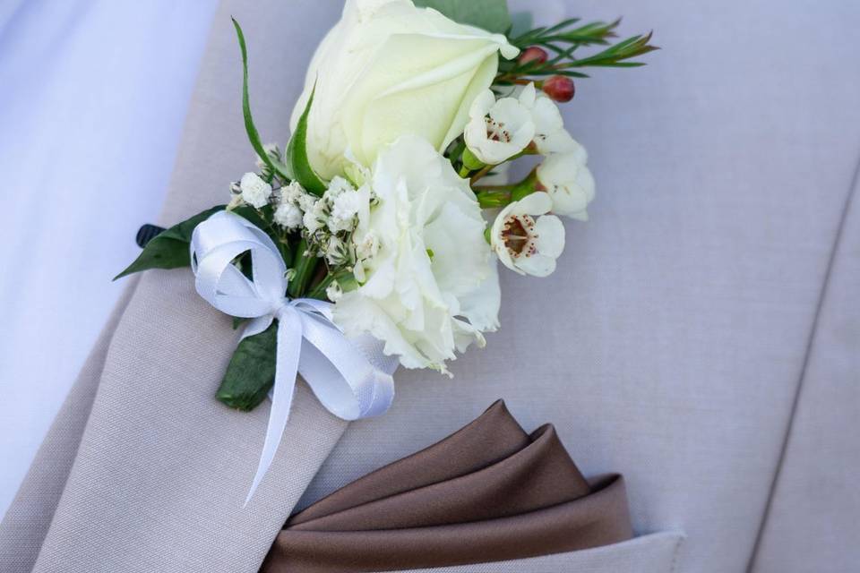 boutonniere_rosa_bianca_fiori_misti