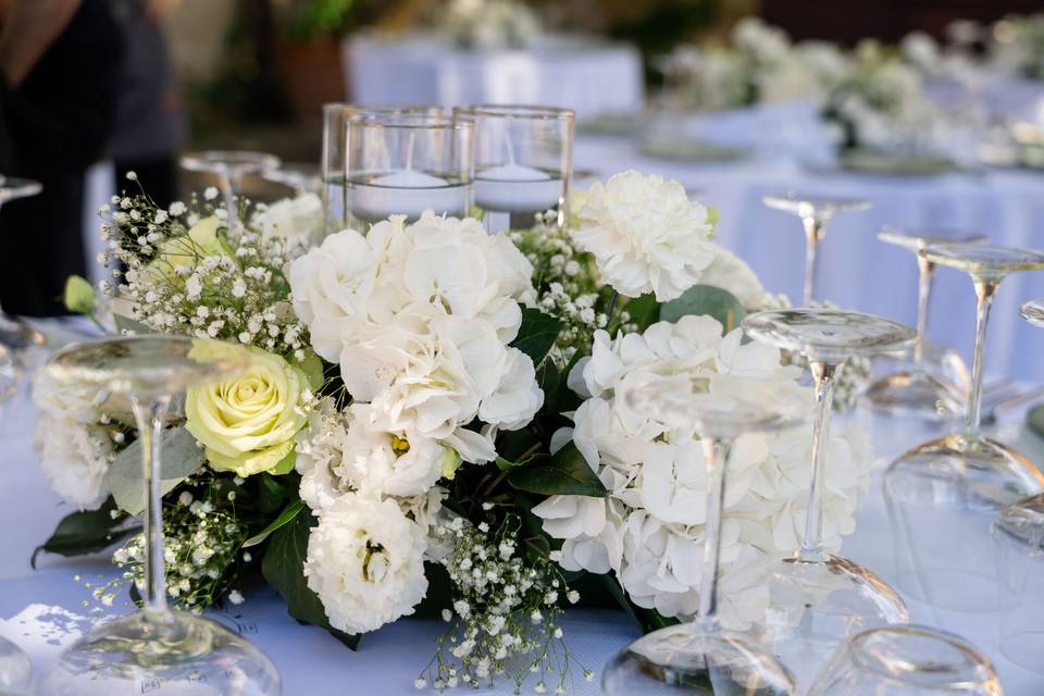 centrotavola_fiori_bianchi_vetro