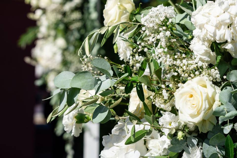 decorazione_fiorale_arco_esterno_bianca