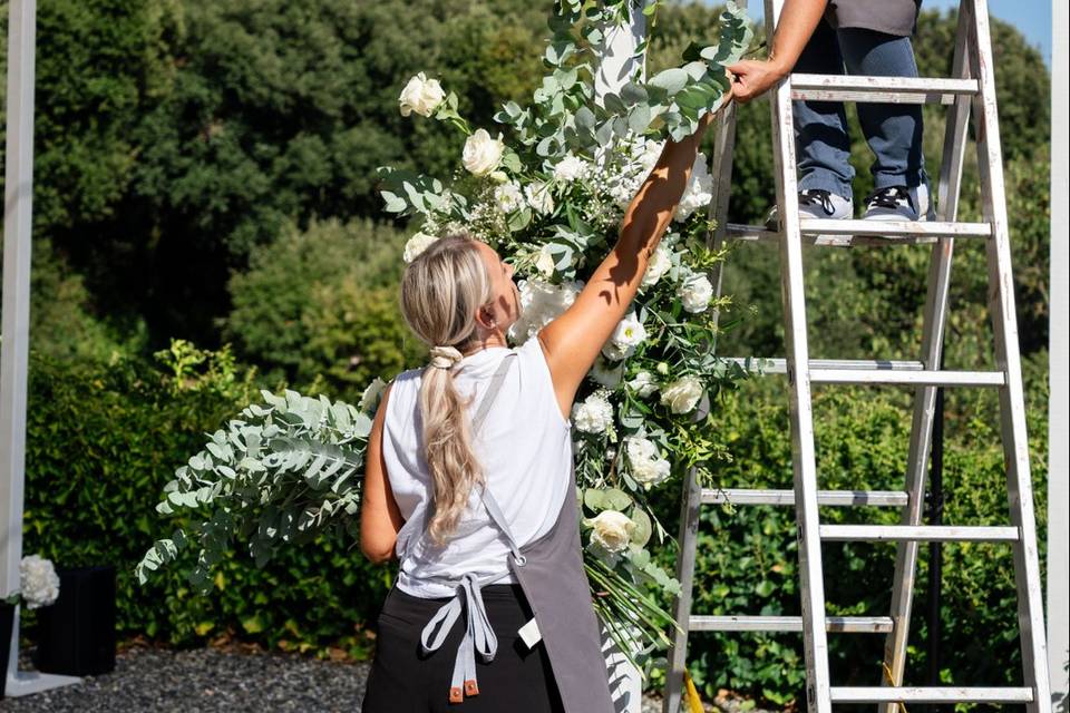 floristi_allestimento_arco_fiori