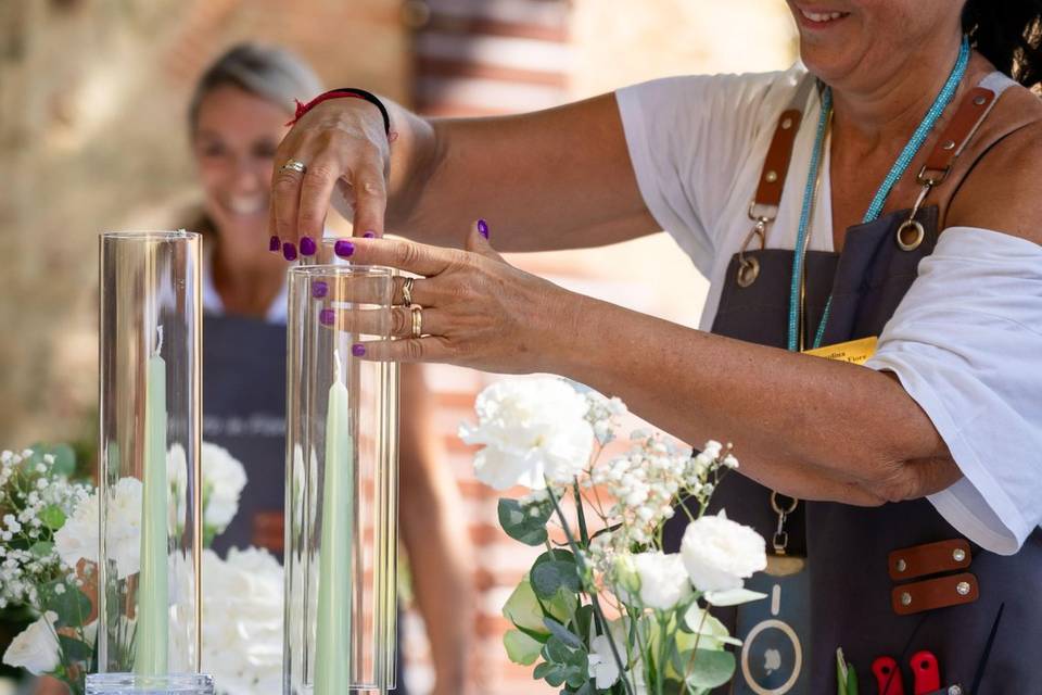 preparazione_centrotavola_candele_vetro