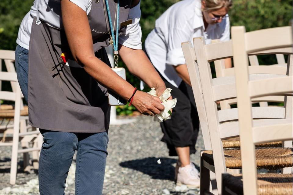 preparazione_corridoio_petali_bianchi
