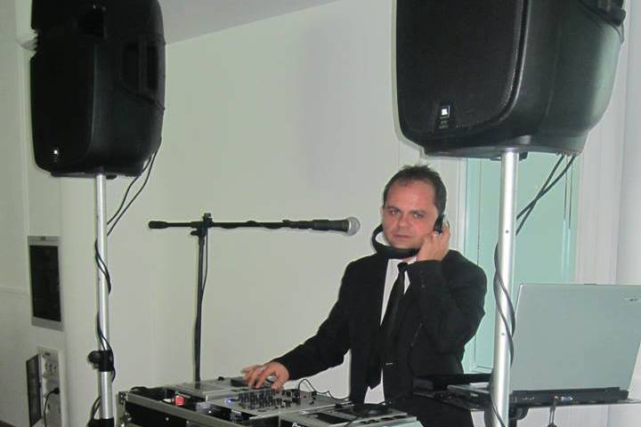 Dj durante un matrimonio