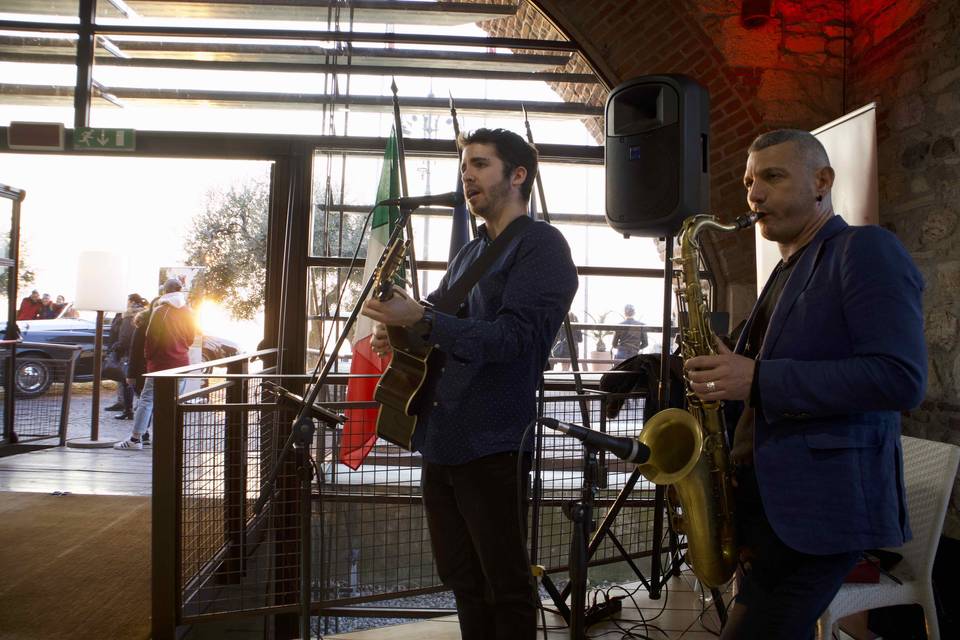 Sax e cantante con chitarra