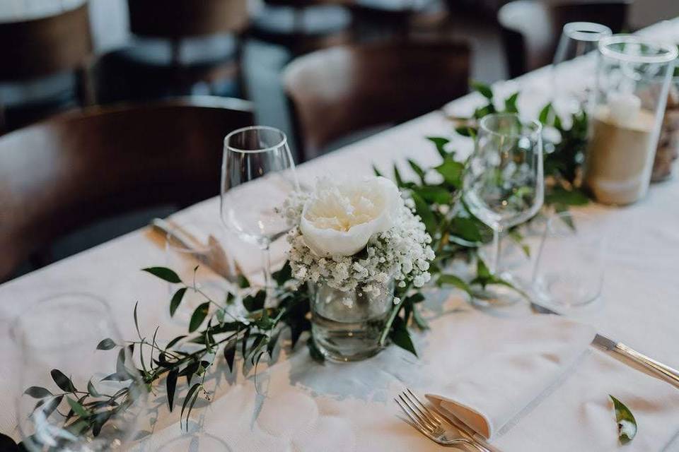 Tavolo imperiale con peonie