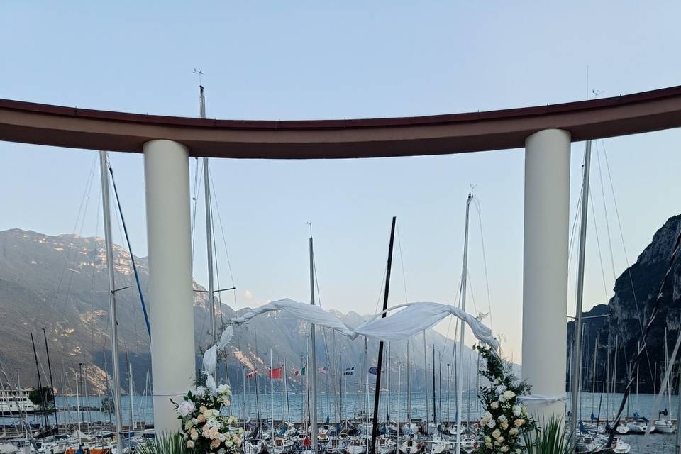 Arco a cuore con lanterne