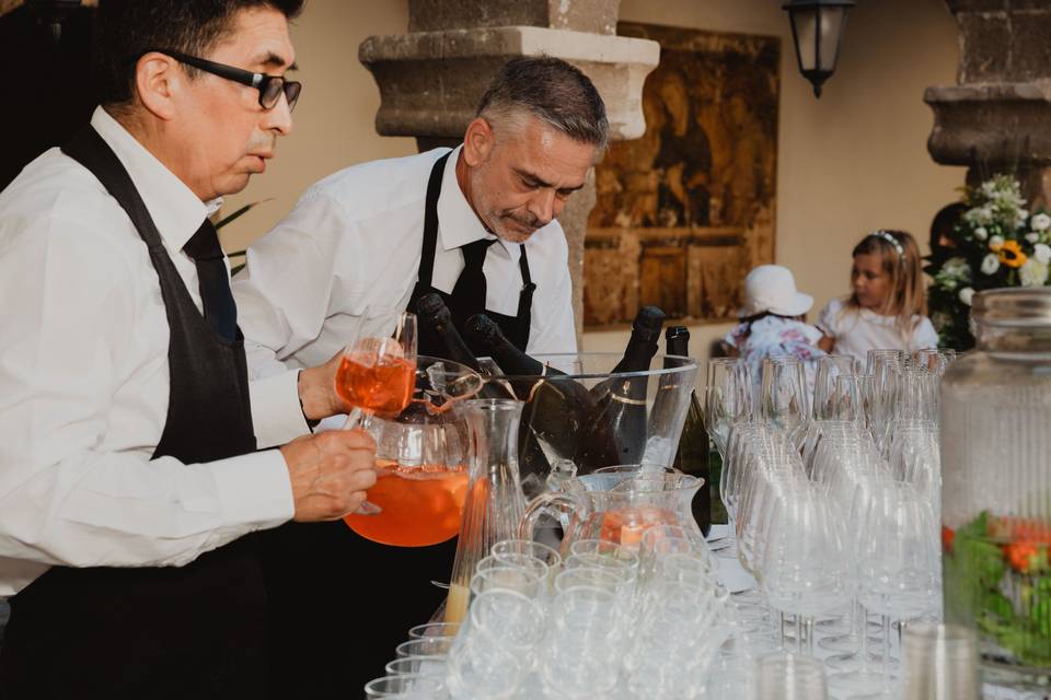 camerieri_versano_aperitivo_rosso