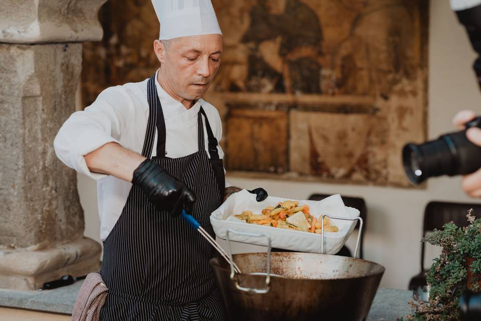 cuoco_serve_frittura_piatto
