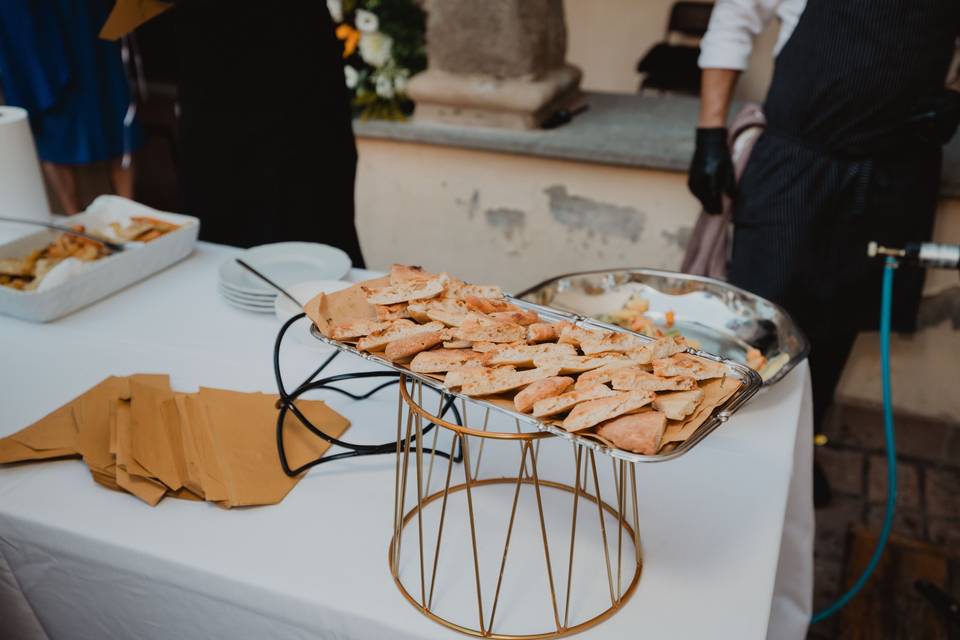 pane_tagliato_vassoio_metallo