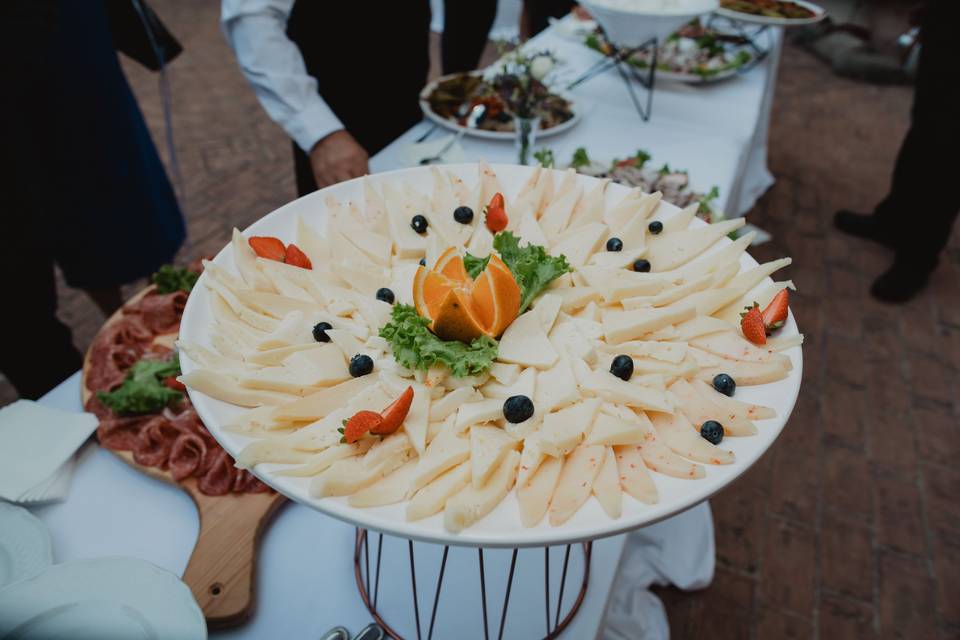 piatto_formaggi_decorato_frutta