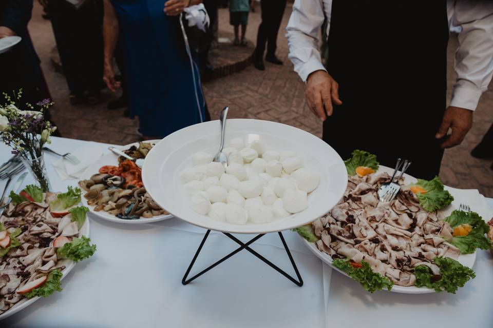 piatto_mozzarella_bocconcini_tavolo
