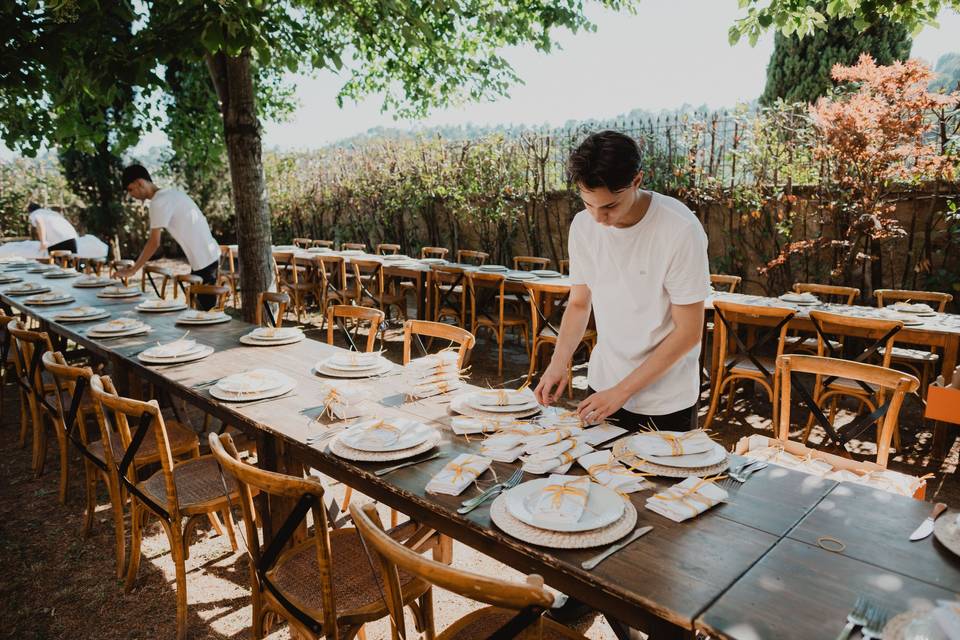 preparazione_tavoli_esterni_evento