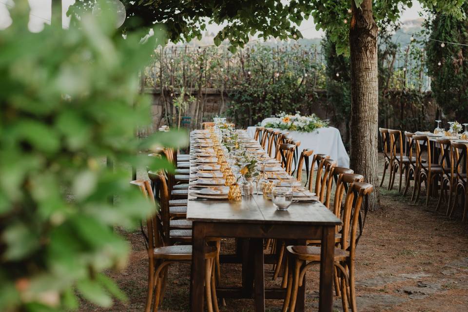 tavolo_legno_allestito_evento