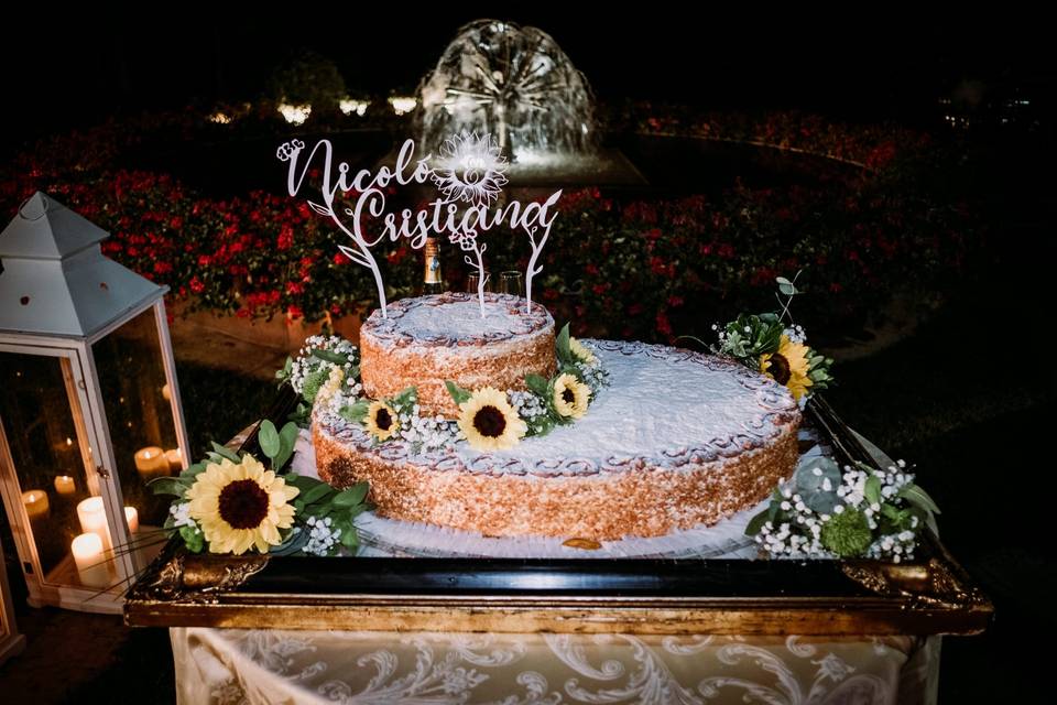 Torta nuziale con girasoli