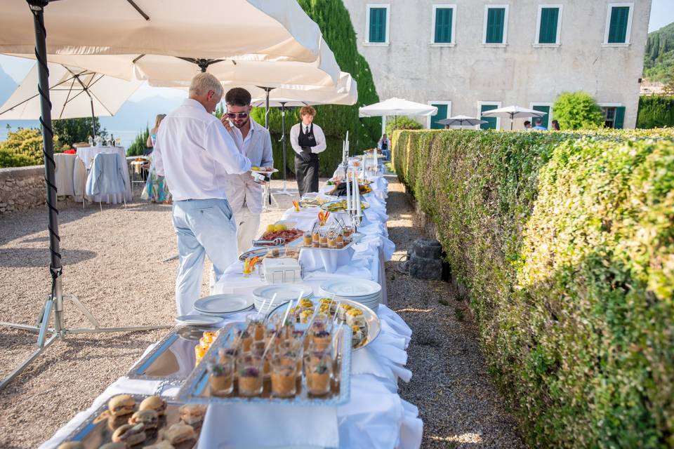 allestimento lungo tavolo buffet