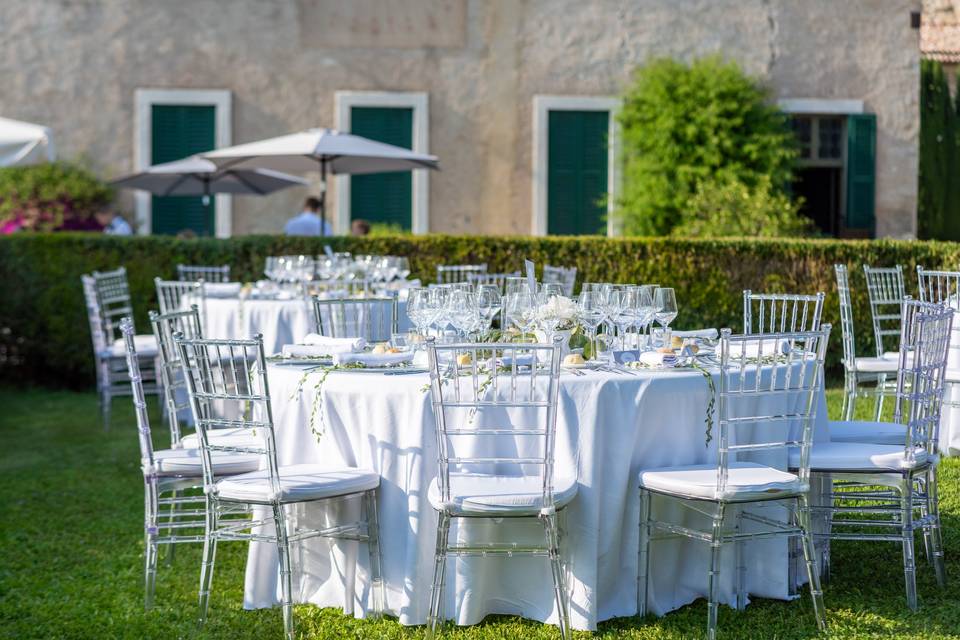 allestimento tavoli prato