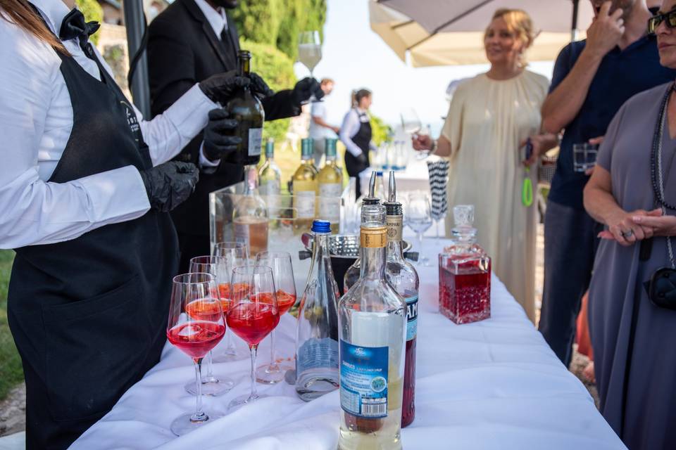 barman preparazione punch
