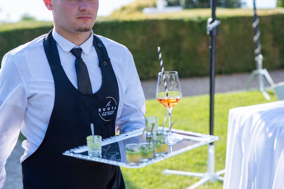 cameriere vassoio cocktail