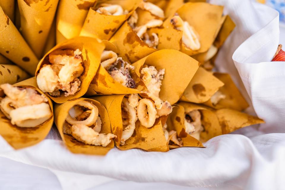 Cartocci con calamari fritti