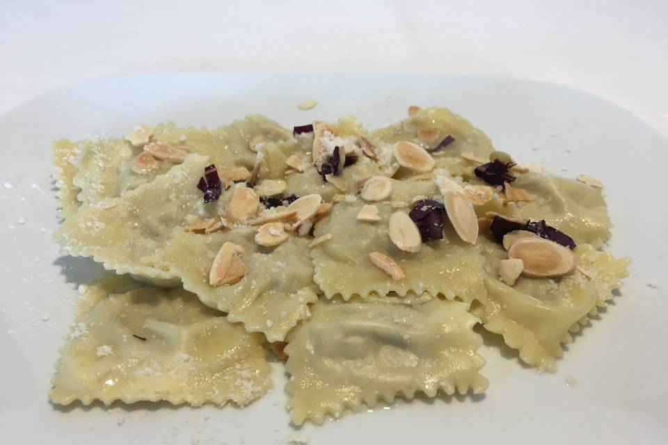 Tortelli radicchio e mandorle