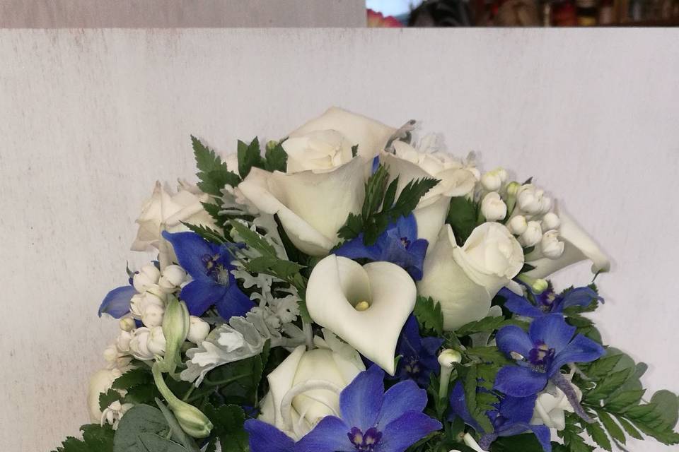 Bouquet con tocchi di blu