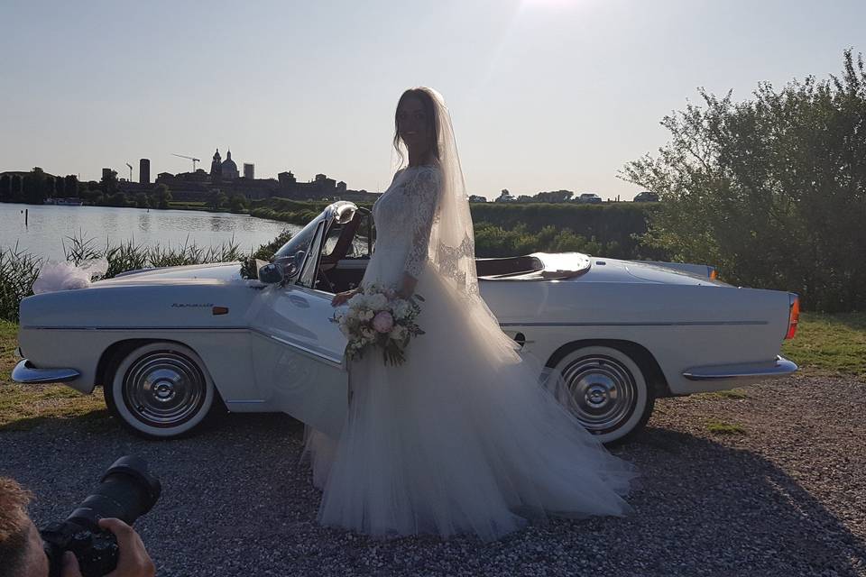 Sposa in vista lago