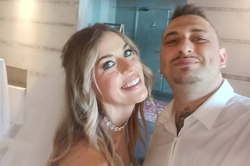 Sorrisi di una sposa divertita