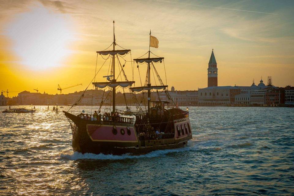 Galeone al tramonto