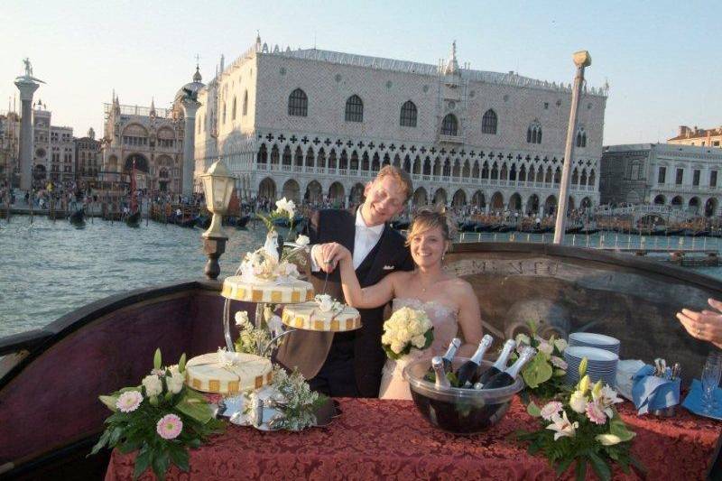 Taglio della torta di fronte a San Marco