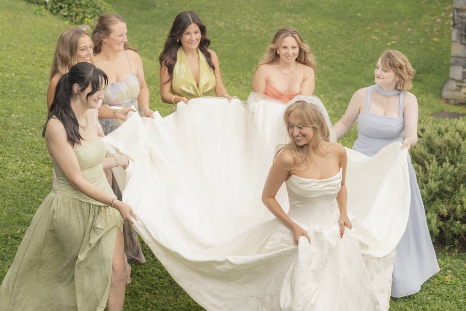 Sposa e amiche strascico