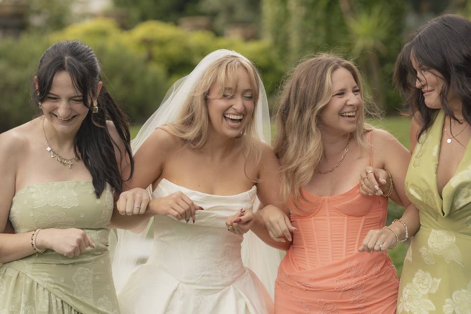Sposa e amiche che sorridono