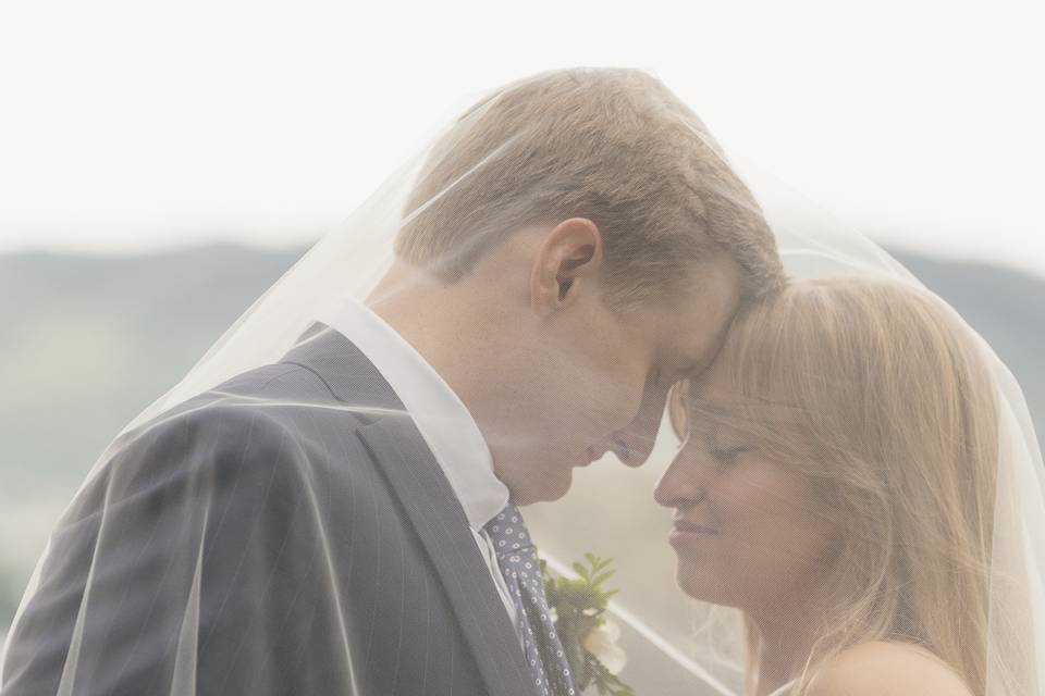 Sposa e sposo sotto al velo