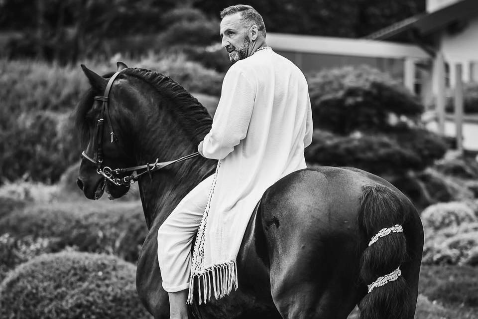 Ugo lo sposo arriva a cavallo