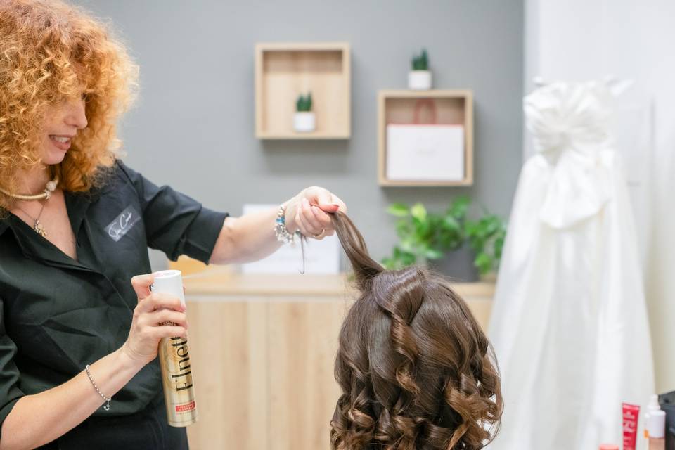 Applicazione lacca fissante per capelli