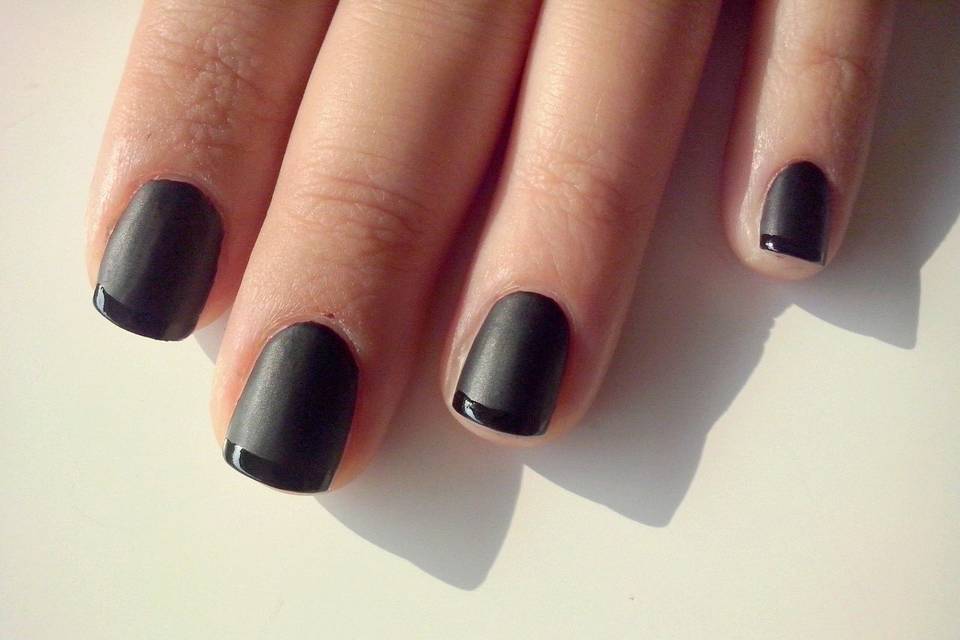 Dark manicure