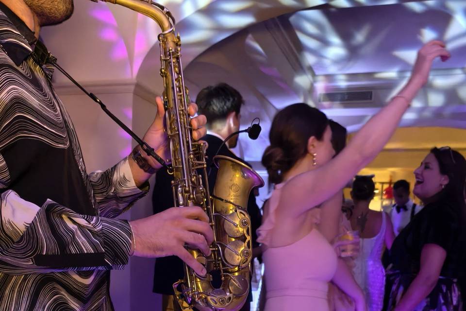 Dancing time with Sax