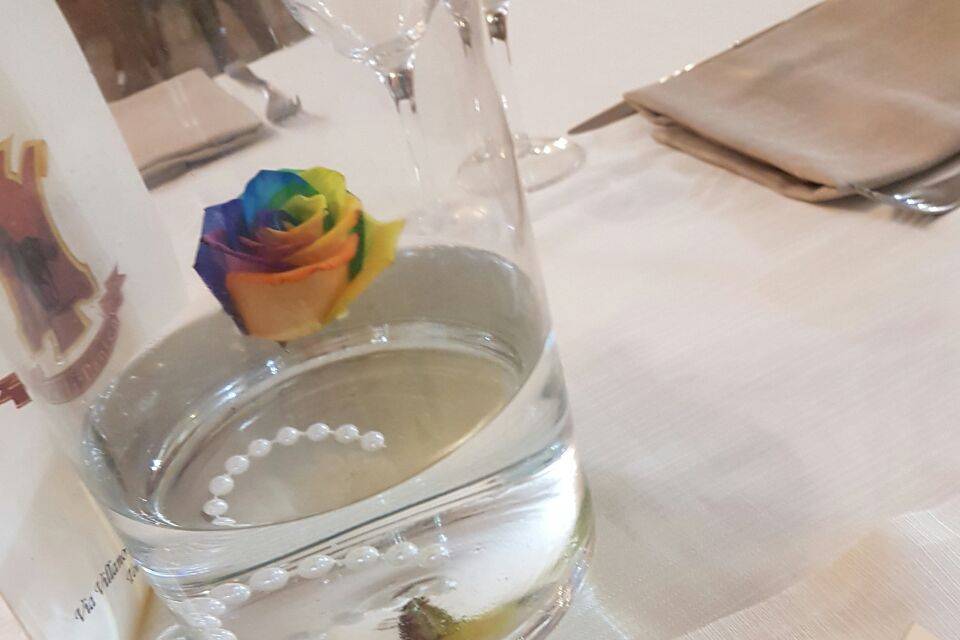 Rose arcobaleno in acqua