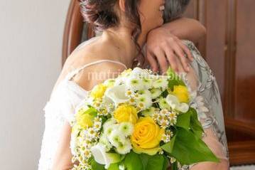 Sposa con bouquet