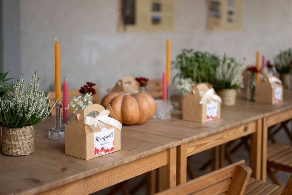 Tavola allestita con box