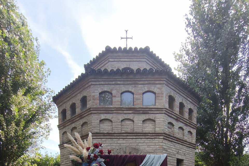 Arco fiorito con stoffa